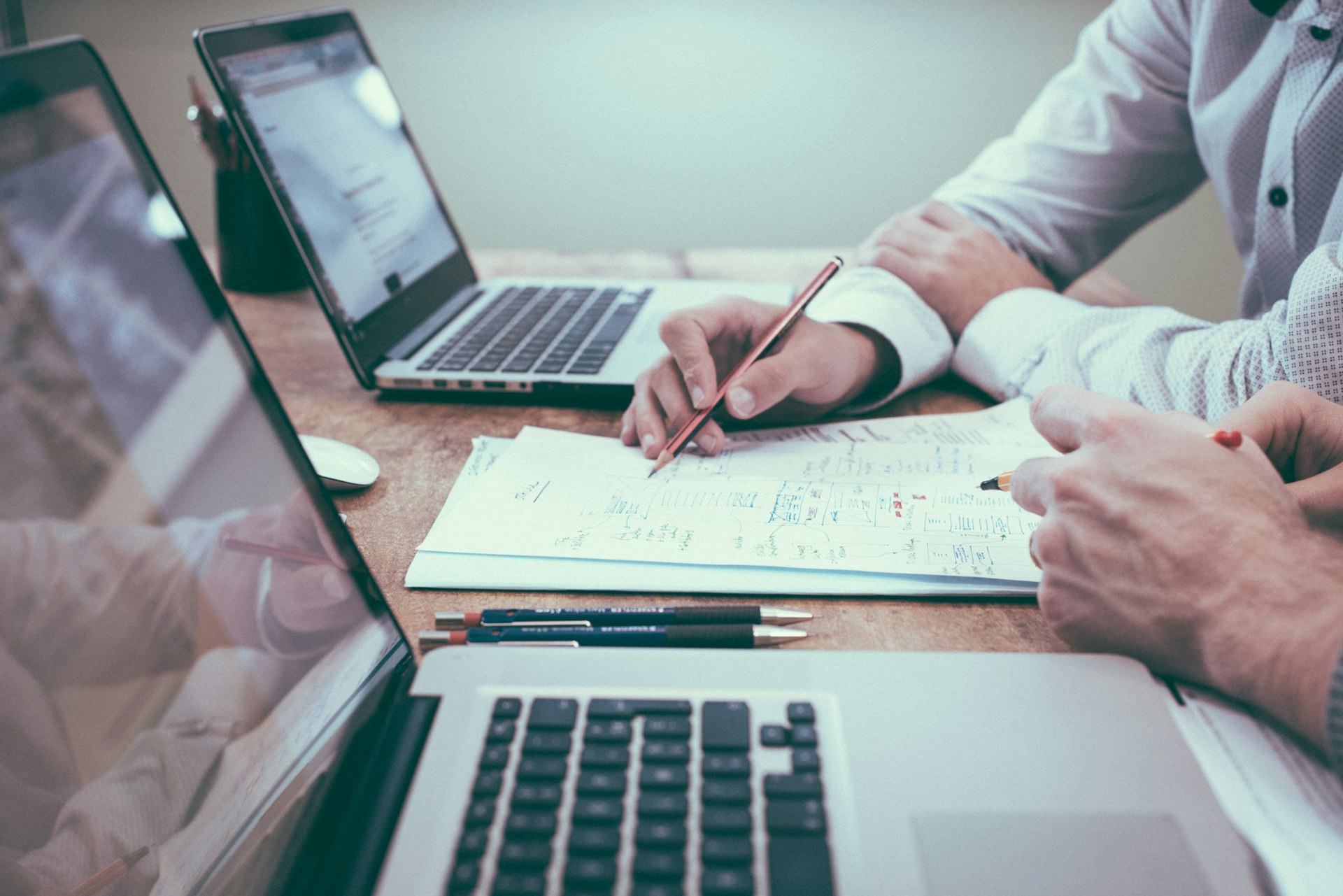 Ambiente de trabalho contábil, com anotações e planejamento sobre a mesa