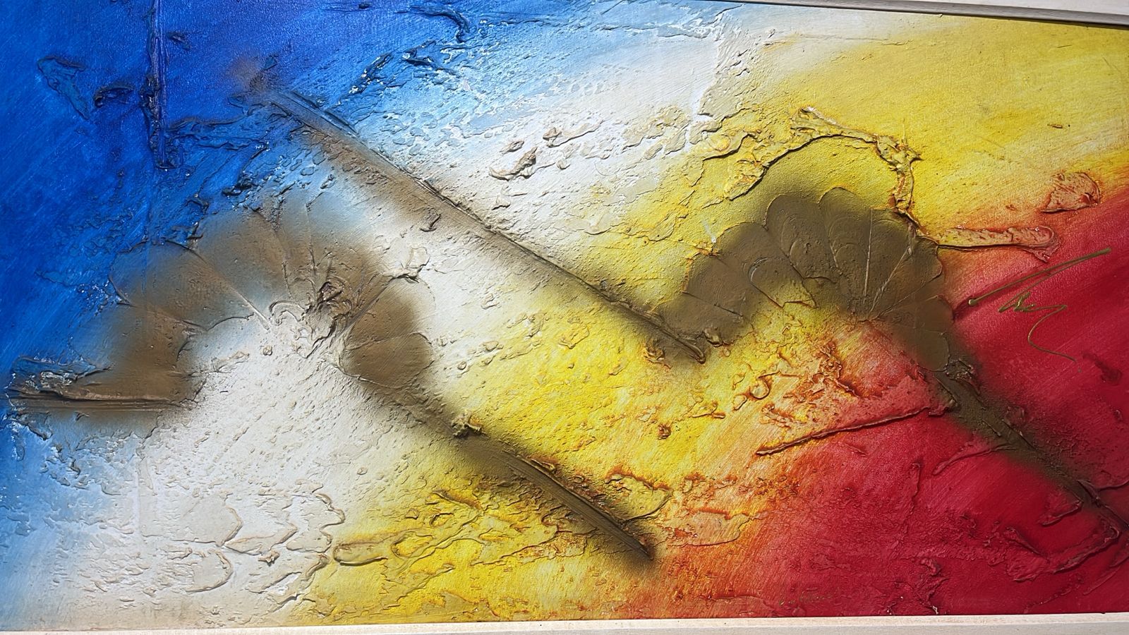 Detalhe de pintura abstrata em tons de azul, amarelo e vermelho